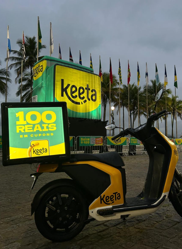 Moto de entrega com display LED da MooviAds - Case Keeta